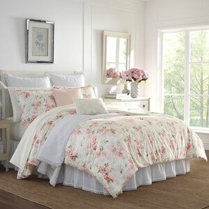 Laura Ashley - Queen Comforter Set, Luxury Faux Velvet (Wisteria Pink, Queen)